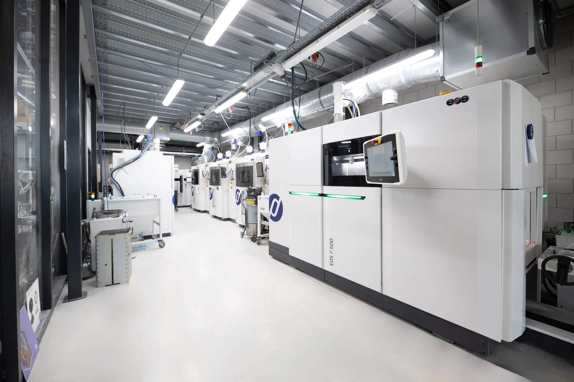 Parts on Demand EOS P500 dual-laser SLS 3D-printers in productie, naast EOS P396 systemen in de productiehal in Utrecht